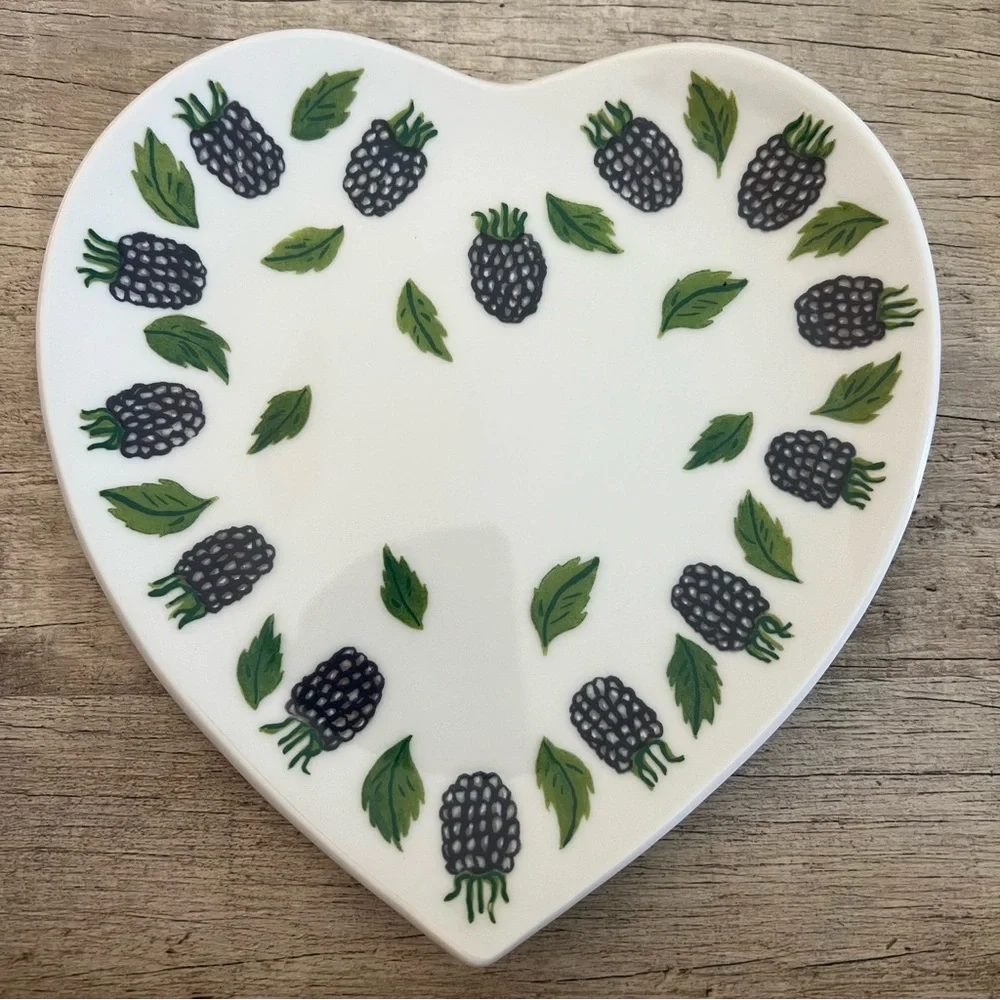 Williams-Sonoma La Fraise Chene Heart Shaped Fruit/Dessert Plate. Japan. 6.75